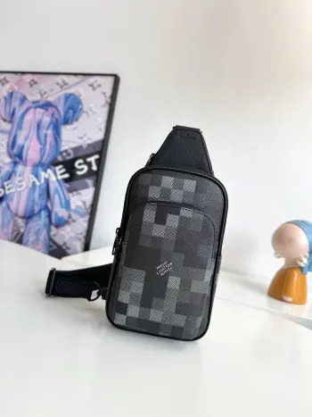 <p>  海外原单M14953独家实拍  Damoflage 黑色涂层帆布为 Avenue Slingbag 的现代轮廓增添现代感 像素化棋盘格图案的灰色和黑色与哑光黑色五金件搭配 展现出男性时尚风格 Avenue 配有主隔层和两个拉链口袋 实用性强 单肩带可调节 适合舒适地跨体佩戴 尺寸 33×16×5.7cm</p>