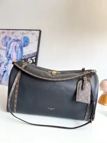 <p>   海外原单M26037独家实拍 Express Travel 大号手袋为经典 Keepall 手袋注入温婉气息 彰显 Nicolas Ghesquiere 对都市旅行节奏的敏锐洞察 细粒面牛皮革包身配有 Monogram 帆布素 柔软构型囊括充裕空间 可调节手柄和可拆卸辊压皮革手柄实现灵活背携 尺寸 45×27×20cm</p>