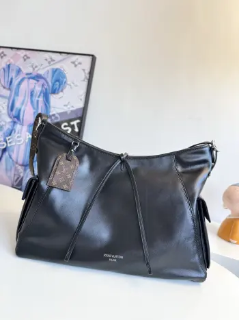 <p>  海外原单M15175独家实拍 本款 Carry All Travel Bag 手袋取材柔软牛皮革 为名牌和内里融入 Monogram 帆布素 以雅致设计成就出行佳选 侧面隔层等多重口袋彰显功能考量 可拆卸并调节的肩带实现舒适肩背体验 尺寸 45×29×20cm</p>
