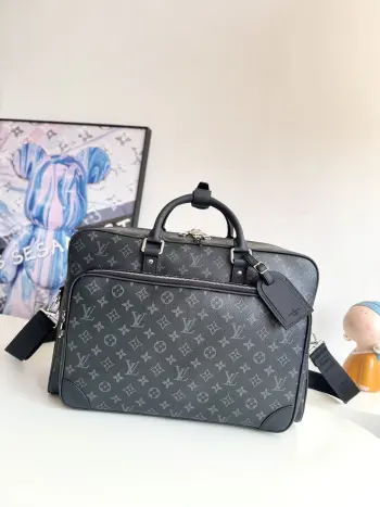 <p>   海外原单M11512独家实拍 本款 Weekender 手袋以 Monogram Eclipse 帆布塑造合宜尺寸 可通过背面饰带轻松固定于 Horizon 拉杆箱顶部 俊朗设计囊括前袋 内袋和后袋 多种背携选择便于手提 肩背或斜挎随心切换 尺寸 46×31×18cm</p>