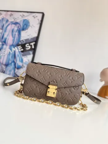 <p>  海外原单M25910独家实拍 本款 Pochette Metis East West 手袋身披 Epi 皮革亮相 Monogram Empreinte 系列 以 S-lock 锁扣和可拆卸链条等耀目金属件展露摩登风范 多重隔层 中央拉链口袋和拉链外袋实现有序收纳 尺寸 21.5×13.5×6cm</p>