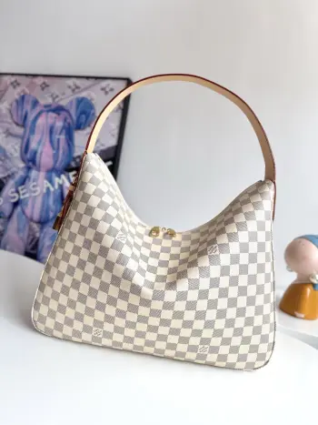 <p>   海外原单N00126独家实拍 这款提升版的Slouchy MM 展示了该品牌的Damier Azur图案作为整个图形的签名 功能性和精致性兼备 它由涂布帆布制成 采用日光凹版印刷技术创造独特的图案 它配有签名挂锁名称标签 内部有足够的空间存放从工作到周末必备的物品 尺寸 40×31×11cm</p>