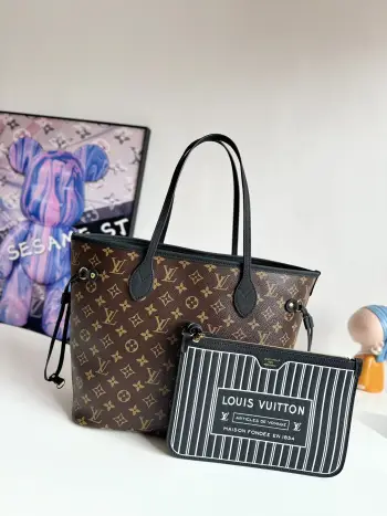 <p>  海外原单M11946独家实拍  Neverfull Inside Out 中号手袋以 Monogram 帆布与粒面皮革演绎崭新双面设计 其可拆卸口袋便于轻松化身外袋或精巧肩背包 尺寸 31×28×14cm</p>