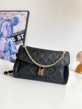 <p>  海外原单M14604独家实拍 本款 Anytime Flap Bag 手袋取材 Monogram Empreinte 皮革 延续 Anytime Shopper 系列的设计素 轻松打造昼夜皆宜的个性造型 侧面搭扣巧妙扩充空间 便于收纳日常所需 耀目滑链肩带实现灵活背携 LV 挂锁再添标志性笔触 尺寸 29.5×18.5×9.5cm</p>