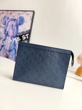 <p>  海外原单M61692深蓝独家实拍 此款小巧而时髦Pochette Voyage中号手包取材 Taiga 荔枝纹牛皮 功能多样 既可作为旅行袋放于包中 亦可持于手中 展现时尚风格 宽敞的包内空间加上撑板设计 方便取用私人必备品 尺寸  26×20×5cm</p>