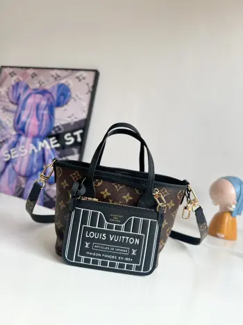 <p>  海外原单M12099独家实拍 Neverfull Bandouliere Inside Out BB 手袋本季演绎经典设计的双面版本 以标志性 Monogram 帆布和粒面皮革分饰正反面 可拆卸拉链袋既可单独使用 亦可悬挂于外部 可拆卸肩带方便斜挎 耀目金属件再添考究细节 尺寸 26.5×16.5×11cm</p>