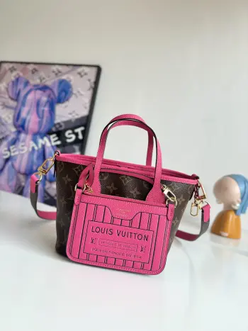 <p>  海外原单M12106独家实拍  Neverfull Bandouliere Inside Out BB 手袋本季演绎经典设计的双面版本 以标志性 Monogram 帆布和粒面皮革分饰正反面 可拆卸拉链袋既可单独使用 亦可悬挂于外部 可拆卸肩带方便斜挎 耀目金属件再添考究细节 尺寸 26.5×16.5×11cm</p>