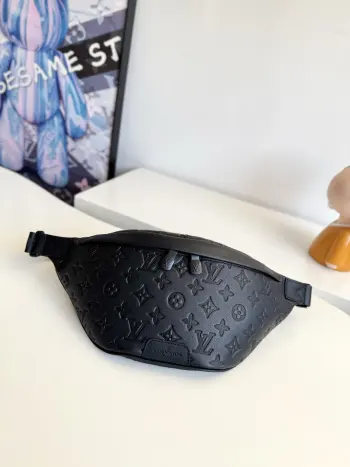 <p>  海外原单M46036独家实拍 本款 Discovery 腰包取材柔软 Monogram Shadow 压纹牛皮革 以复古笔触传递闲适个性 前后拉链袋便于存取手机 钥匙和卡片 可调节腰带亦可实现肩背或斜挎选择 尺寸 44×15×9cm</p>
