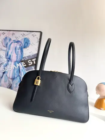 <p> 海外原单M26257独家实拍 這款Low Key系列的全新Duffle Tote靈感源自2000年代初的Alma Horizontal手袋 採用季節性Cognac色粒面小牛皮精心打造 配備穩妥的拉鏈設計 並點綴標誌性掛鎖等復古金色金屬件 手袋容量寬敞 可收納手提電腦及其他日常必需品 並隨附可拆式Monogram圖案口袋 尺寸 43.5×26.5×14.5cm</p> <p> 海外原单M26257独家实拍 這款Low Key系列的全新Duffle Tote靈感源自2000年代初的Alma Horizontal手袋 採用季節性Cognac色粒面小牛皮精心打造 配備穩妥的拉鏈設計 並點綴標誌性掛鎖等復古金色金屬件 手袋容量寬敞 可收納手提電腦及其他日常必需品 並隨附可拆式Monogram圖案口袋 尺寸 43.5×26.5×14.5cm</p>
