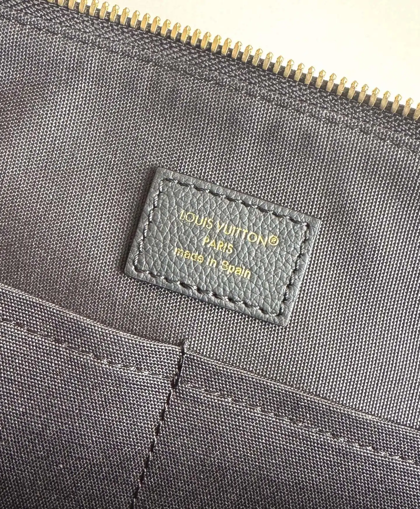 Louis Vuitton Overseas Original M26257 Low Key Tote Bag - Detail view 9