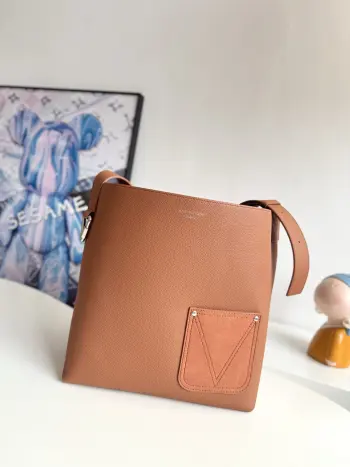 <p>  海外原单M26745独家实拍 本款 Verso Hobo 手袋以 LV Touch 牛皮革塑造潮流易搭构型 光滑粒面皮革与同色绒面皮革为正反两面赋予别致外观 每一侧口袋均含蓄点缀 V 字缝线 可拆卸绒面皮革收纳包再添功能细节 尺寸 33×30×15.5cm</p>
