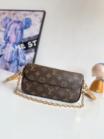 <p>   海外原单M81911独家实拍  Wallet On Chain Ivy 手袋取材 Monogram 帆布 灵感源自 2000 年代的 Sac Recoleta 手袋 卡片夹层和拉链内袋可容纳日常所需 链条和可调节皮革肩带均可拆卸 实现长短肩背和斜挎选择 尺寸23.5×12×4cm</p>