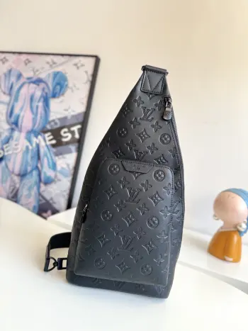 <p>  海外原单M26730独家实拍 這款Duo斜孭袋以Monogram Shadow小牛皮製造 融合舒適質感與時尚格調 全新版本配上纖巧的頂端搭帶及更寬敞而實用的前袋 注入運動氣息 可調節長度肩帶可靈活置於任何一側 攜帶方式百搭多變 而且符合人體工學 尺寸 42×20×6cm</p>