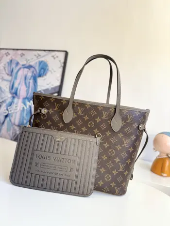 <p> 海外原单M25664独家实拍 此款 Neverfull Inside Out 中号手袋出自 Back To School 系列 以帆布和皮革演绎双面设计 再借牛皮革饰边与雅致金属件丰富细节 充裕构型设有可拆卸拉链袋 令笔记本电脑等日常物品实现齐整收纳 尺寸 31×28×14cm</p> <p> 海外原单M25664独家实拍 此款 Neverfull Inside Out 中号手袋出自 Back To School 系列 以帆布和皮革演绎双面设计 再借牛皮革饰边与雅致金属件丰富细节 充裕构型设有可拆卸拉链袋 令笔记本电脑等日常物品实现齐整收纳 尺寸 31×28×14cm</p>