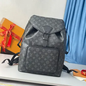 <p>  海外原单M46683独家实拍 本款 Montsouris 双肩包为 Monogram Eclipse 帆布搭配牛皮革饰边 通过抽绳和磁扣带确保稳妥收纳 大号拉链前袋方便取放随行所需 可调节肩带实现舒适背携体验 </p><p>尺寸 40×32×19cm</p>