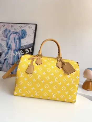 <p>  海外原单M22419独家实拍 本款Speedy P9 Bandouliere 40 Monogram Leather手袋为柔软粒面牛皮革包裹羊皮革内衬 以丝印Monogram 图案呈现帆布印花的迷离观感 道出创意总监Pharrell Williams的新季巧思 尺寸 40×26×23cm</p>