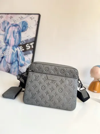 <p>  海外原单M27185独家实拍 本款 Trio Messenger 邮差包取材柔软 Monogram Shadow 牛皮革 搭配 Monogram Shadow 皮革袢带与主袋 拉链前袋 肩带与点缀其上的零包均可拆卸 肩带亦可调节 确保背携舒适贴合 尺寸 25×18.5×7cm</p>