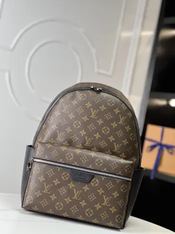 <p>  海外原单M46684独家实拍 本款 Discovery 双肩包采用 Monogram Macassar 帆布 牛皮革饰边和金属件 将典雅风范融入摩登轮廓 宽敞外袋方便取放物品 内袋之一可容纳 iPad 可调节皮革肩带和顶部手柄提供多样背携选择 尺寸 29×38×20cm</p>