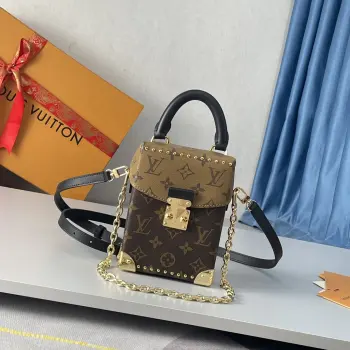 <p>   海外原单M82465独家实拍 本款 Camera Box 手袋以 Monogram 和 Monogram Reverse 帆布塑造摩登构型 融合 S-lock 锁扣 金属包角和饰钉等 Petite Malle 手袋的标志性细节 纤细链条彰显柔美格调 顶部手柄再添舒适背携方式 尺寸 17.6×12.5×6cm</p>