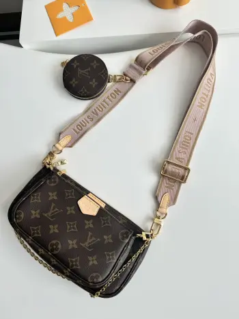 <p>   海外原单M44840独家实拍 Multi Pochette Accessories 手袋以 Monogram 帆布构筑三件合一的活力设计 另配备多个口袋和隔层 可调节金色链条与路易威登铭纹提花肩带提供斜挎等多种背携方式 尺寸 24×16×6cm</p>