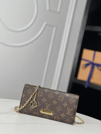 <p>  海外原单M82509独家实拍  Lily Wallet On Chain 手袋以 Monogram 帆布裁出方正构型 为翻盖点缀饰钉和路易威登标识铭牌 充裕空间轻松收纳昼夜所需 LV Circle 标识点缀可拆卸并调节的链条 成就多种背携方式 尺寸 20.7×10.2×3.5cm</p>