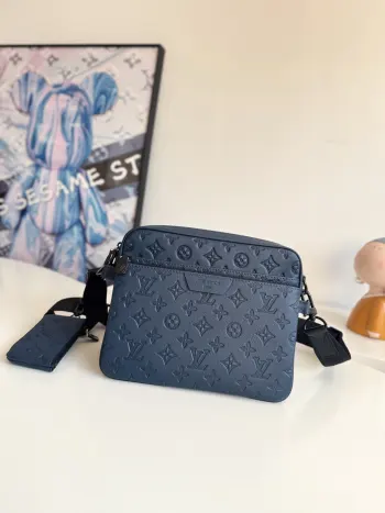 <p>  海外原单M27925独家实拍 本款 Trio Messenger 邮差包取材柔软 Monogram Shadow 牛皮革 搭配 Monogram Shadow 皮革袢带与主袋 拉链前袋 肩带与点缀其上的零包均可拆卸 肩带亦可调节 确保背携舒适贴合 尺寸 25×18.5×7cm</p>