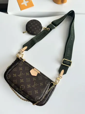 <p>  海外原单M44813独家实拍 Multi Pochette Accessories 手袋以 Monogram 帆布构筑三件合一的活力设计 另配备多个口袋和隔层 可调节金色链条与路易威登铭纹提花肩带提供斜挎等多种背携方式 尺寸 24×16×6cm</p>