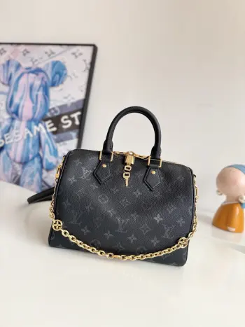 <p>  海外原单M26486独家实拍 本款 Speedy Bandouliere 25 手袋以牛皮革缔造抱枕般的柔软触感 为 LV Bliss 系列增添摩登一员 品牌经典 Monogram 图案采用三重数码印花技术重塑 珠宝般的 Monogram 花卉链带闪烁莹泽光芒 尺寸 25×18×13cm</p>