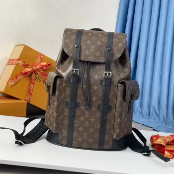 <p>  海外原单M43735独家实拍 Christopher 小号双肩包以 Monogram 帆布演绎出了徒步旅行包的粗犷而朴实的精神  其款式别致 工作和娱乐使用两相皆宜 彰显高品质生活方式 尺寸 38×44×21cm</p>