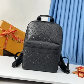 <p>  海外原单M44727独家实拍 Sprinter 双肩包以柔软的 Monogram Shadow 牛皮铺陈底色 微微浮现 Monogram 压纹 轻巧勾勒简约线条 配有哑光金属件 内贴袋可有序收纳随行所需 尺寸 40×32×20cm</p>