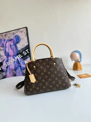 <p>  海外原单蒙田包小号M41055独家实拍 本款 Montaigne BB 手袋以巴黎的一条优雅的街道命名 外形时尚 功能多样 由 Monogram 帆布制成 内部空间设计巧妙 含多个隔层和口袋 可确保物品安全无虞 小巧包身适宜商务或休闲之用 长肩带方便斜挎 以解放双手 尺寸 29×20×13cm</p>