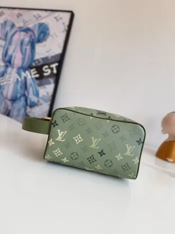 <p>  海外原单M83112军绿独家实拍 本款 Locker Dopp Kit 盥洗袋取材 Monogram Surplus 涂层帆布 融汇当代潮流和典雅格调 紧凑构型内含充裕空间 轻松收纳日常所需 可水洗内衬结合可调节侧手柄 实现便捷随行体验 尺寸 23×13×12cm</p>