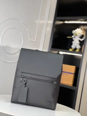 <p>  海外原单M21367独家实拍  Flap 双肩包来自 LV Aerogram 系列 以裁剪边角 简明轮廓和名牌讲述旧时航空信笺的灵感启发 LV 字母呈现笔直线条 拉链袋和隔层增添功能性 磁扣翻盖方便取放随身物品 尺寸 30×40×11cm</p>
