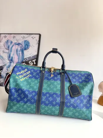 <p>  海外原单M25900独家实拍 本款 Keepall Bandouliere 50 旅行袋为 Monogram 涂层帆布绘上英式橄榄球运动衫风格条纹 巧妙烘托 Marque L. Vuitton Deposee 标识 展现 Pharrell Williams 对经典材质的新锐重塑 牛皮革顶部手柄和加固侧带完善整体 可拆卸条纹肩带平添动感活力 尺寸 50×29×23cm</p>