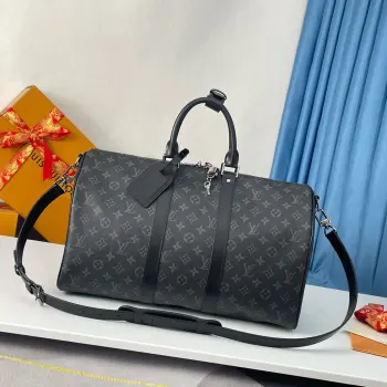 <p>  海外原单旅行袋45cm黑花M40569独家实拍 Keepall 45旅行袋 由全新标志性黑灰Monogram Eclipse帆布裁制而成 自1930年以来 Keepall系列包袋陪伴着一代又一代的旅行者云游四海 此款新版旅行袋配有多个提握舒适的皮革手柄 一条适用于闲适斜挎的包带以及一个闪亮的挂锁 短途旅行的理想伴侣 尺寸 45×27×20cm</p>