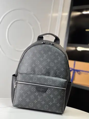 <p>  海外原单M22558独家实拍 本款 Discovery 小号双肩包取材 Monogram Eclipse 帆布 以更为紧凑的构型延续灵活功能 外袋 拉链前袋和开口侧袋方便取放物品 内袋确保收纳井然有序 尺寸 29×38×20cm</p>