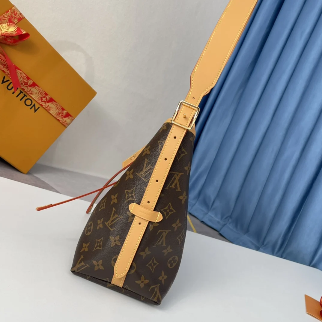Louis Vuitton Overseas Original M46203 CarryAll Small Handbag Shoulder Backpack - Detail view 3