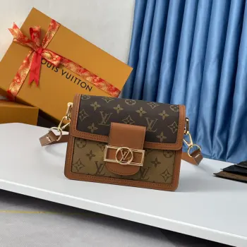 <p>   海外原单M45959新版/M44580独家实拍 Nicolas Ghesquiere 于 2019 年春夏季推出全新 Mini Dauphine 手袋 迷你设计融合 Monogram 以及 Monogram Reverse 帆布 并以柔软棕褐色小牛皮镶边 LV 锁扣闪耀亮采 皮革肩带塑造摩登观感 尺寸 20×15×9cm</p>