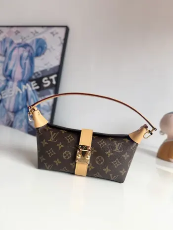 <p>   海外原单M26191独家实拍 本款 Pochette Mia 手袋出自 Monogram 系列 为 Monogram 帆布包身融入牛皮革饰边 再以 S-lock 锁扣彰显品牌身份 恰宜尺寸轻松收纳日常所需 成就昼夜出行的考究之选 肩背或手提皆宜 尺寸 22×14.5×8cm</p>