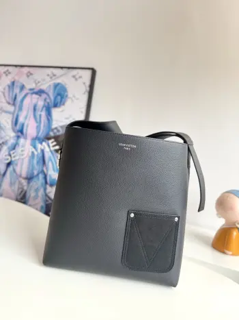 <p>  海外原单M27022独家实拍 本款 Verso Hobo 手袋以 LV Touch 牛皮革塑造潮流易搭构型 光滑粒面皮革与同色绒面皮革为正反两面赋予别致外观 每一侧口袋均含蓄点缀 V 字缝线 可拆卸绒面皮革收纳包再添功能细节 尺寸 33×30×15.5cm</p>