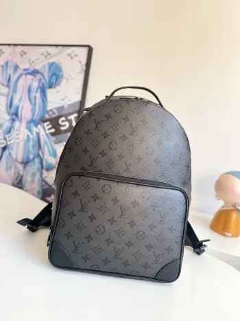 <p>  海外原单M26765独家实拍 本款 Discovery Cargo 双肩包取材 Monogram Midnight 涂层帆布 并含蓄融入 Monogram 图案 宽敞拉链前袋 开放式侧袋增添功能细节 可调节肩带确保舒适背携 可轻松驾驭商务场合与休闲出行 尺寸 39×30×19cm</p>