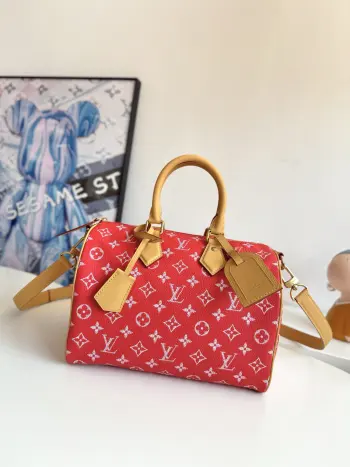 <p>  海外原单M14067独家实拍 Speedy P9 Bandouliere 30包由超柔软的小牛皮制成 带有Monogram印花 尺寸完美 紧凑但足够宽敞 可以装下日常必需品 细致的细节 如传统侧锁或优质小羊皮衬里 证明了这款包的精湛工艺 除了顶部手柄外 还有一条可拆卸的带子 尺寸 32×22.5×18cm</p>
