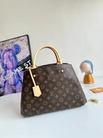 <p>   海外原单蒙田包中号M41056独家实拍 本款 Montaigne 中号手袋以巴黎的一条优雅街道命名 外形时尚 功能多样 由 Monogram 帆布制成 内部空间设计巧妙 含多个隔层和口袋 适宜商务之用 一对顶部手柄和可拆卸肩带提供多种时尚背携选择 尺寸 33×23×15cm</p>