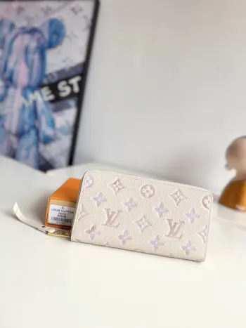<p>  海外原单M25594独家实拍 本款zippy夹取材Monogram Empreinte 皮革渲染梦幻色彩 与牛皮革内衬一道释放考究风范 与各式手袋搭配相宜全拉链设计搭配考究内里 小巧构型颇具功能性 亦可用作手拿包 尺寸 19.5×10.5×2.5cm</p>