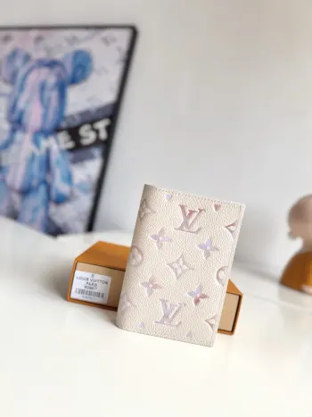 <p> 海外原单M25917独家实拍 本款护照套为 Monogram Empreinte 皮革渲染梦幻色彩 与牛皮革内衬一道释放考究风范 与各式手袋搭配相宜 内设可收纳旅行证件的隔层和卡片夹层 成就典雅赠礼之选 尺寸 14×10×2.5cm</p> <p> 海外原单M25917独家实拍 本款护照套为 Monogram Empreinte 皮革渲染梦幻色彩 与牛皮革内衬一道释放考究风范 与各式手袋搭配相宜 内设可收纳旅行证件的隔层和卡片夹层 成就典雅赠礼之选 尺寸 14×10×2.5cm</p>