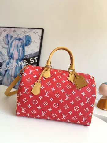 <p>  海外原单M24420独家实拍 本款Speedy P9 Bandouliere 40 Monogram Leather手袋为柔软粒面牛皮革包裹羊皮革内衬 以丝印Monogram 图案呈现帆布印花的迷离观感 道出创意总监Pharrell Williams的新季巧思 尺寸 40×26×23cm</p>