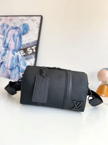 <p>  海外原单M59255独家实拍 本款 City Keepall 手袋于 2021 秋季绽放路易威登新古典主义风尚 Aerogram 细粒面牛皮革如传统航空信笺般柔软 金属 LV 字母含蓄抒写品牌标识 可拆卸肩带方便背携 将实用功能和当代优雅兼收并蓄 尺寸 27×17×13cm</p>