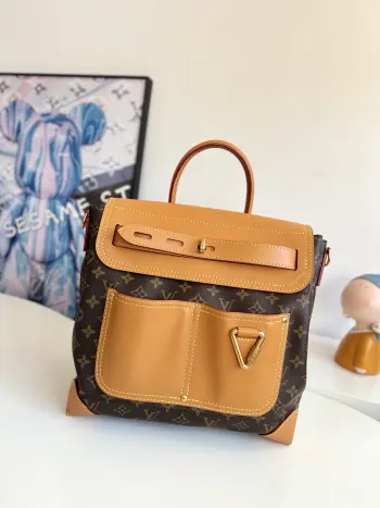 <p>  海外原单M25989独家实拍 本款 Steamer 30 手袋出自 Pharrell Williams 之手 以 Monogram 帆布塑造考究设计 正面双外袋彰显工装风范 可拆卸肩带及翻盖便于随心斜挎 肩背 手提或双肩背 尺寸 33×32×14cm</p>