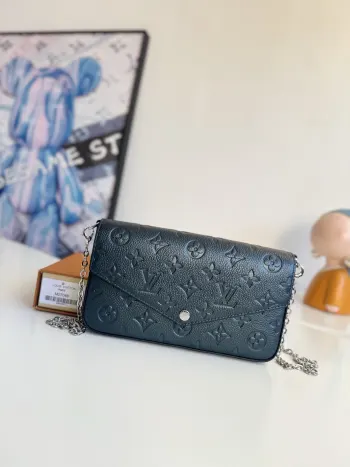 <p>  海外原单M27048独家实拍 Pochette Felicie 链条包为 Monogram Empreinte 皮革压印路易威登标志性 Monogram 图案 信封式设计内含宽敞隔层和可拆卸口袋 一只拉链袋 另一只设有卡位 巧用可拆卸链条 探索更多摩登背携方式 尺寸 21×12×3cm</p>