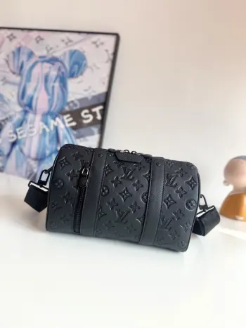 <p>  海外原单M26750独家实拍 本款 City Keepall 手袋取材 Monogram Shadow 牛皮革 Monogram 图案含蓄压印于柔软表面 牛皮革加固侧带以经典轮廓回溯 Keepall 系列的标志性设计 可拆卸并调节的肩带实现舒适肩背和斜挎体验 成就日常随行良伴 尺寸 27.5×16.5×15cm</p>